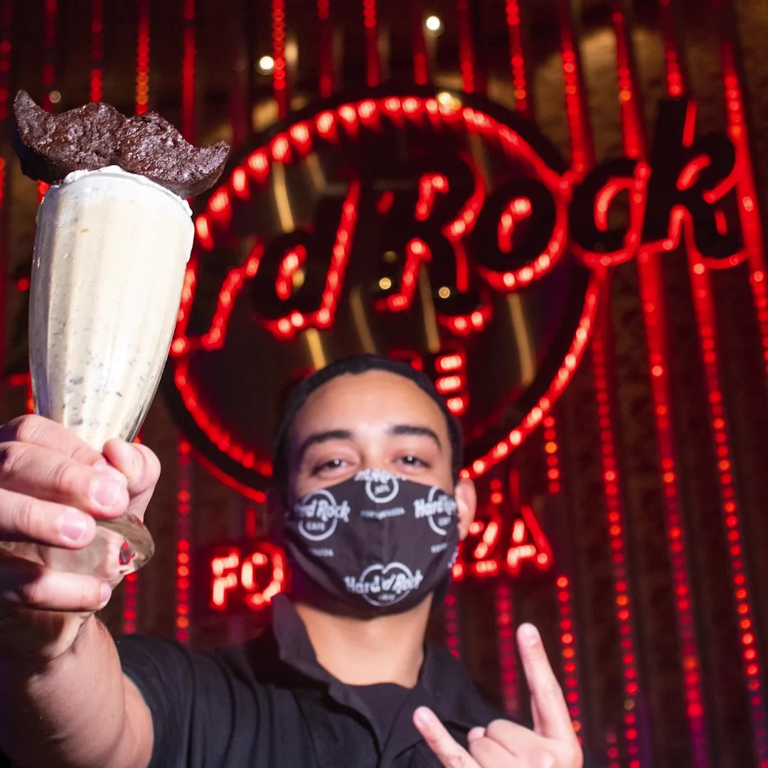 Hard Rock celebra aniversário de Freddie Mercury e arrecada doações para Casa de Apoio Sol Nascente