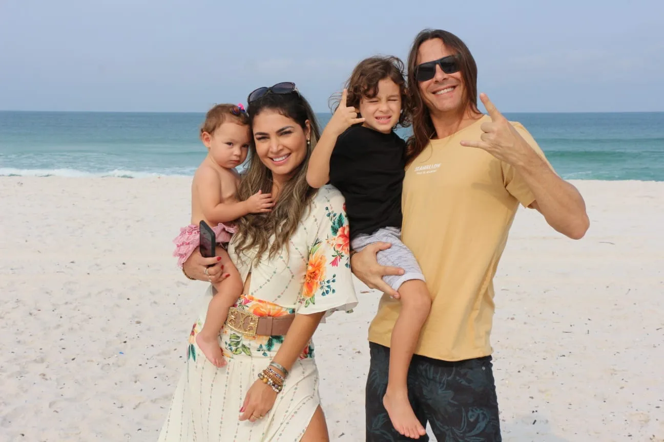 Theo Becker confere locações de seu programa de surf em Cabo Frio
