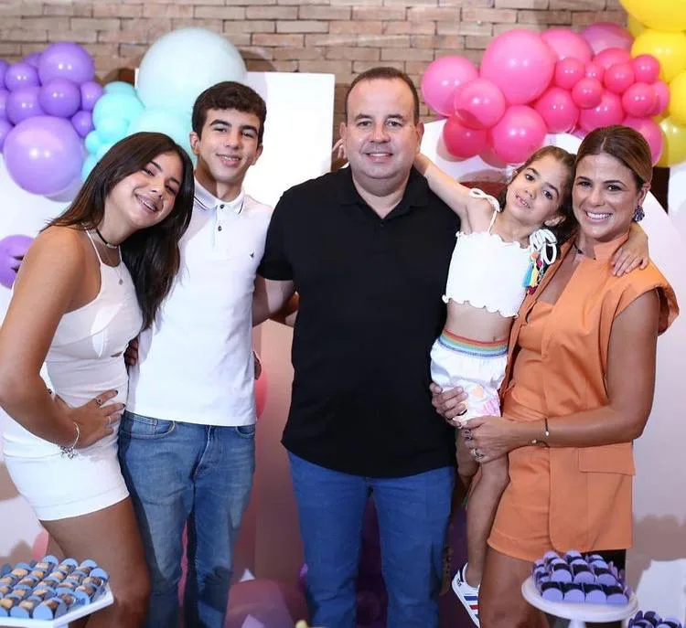 Juliana e Rodrigo Roma assopram as seis velinhas da filha Lia
