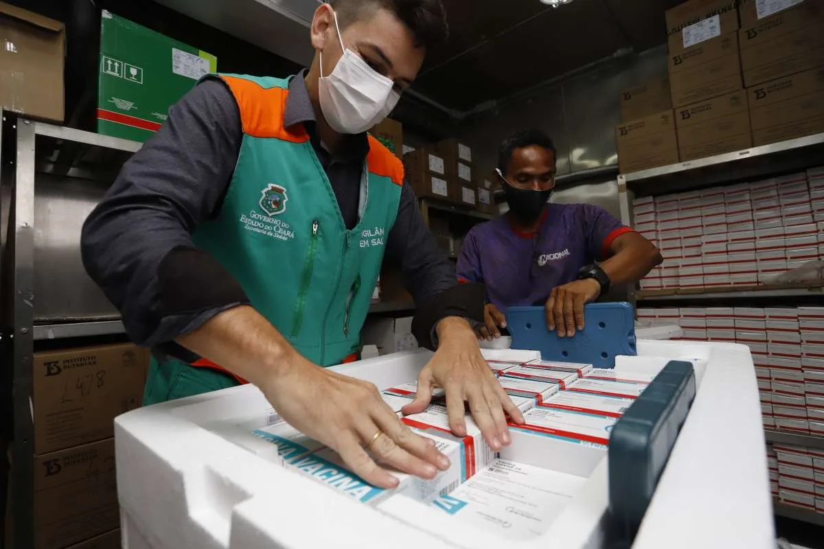 Mais de 230 mil vacinas contra Covid-19 chegaram ao Ceará nesta terça