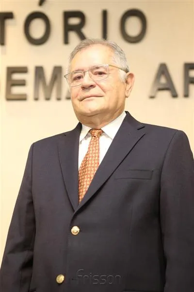 Médicos Sulivan Mota, Iran Rabelo e Henry Campos recebem Medalha de Honra ao Mérito Profissional