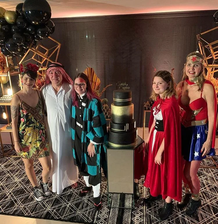 Laura Paiva e Maurício Filizola armam festa à fantasia para 15 anos das filhas Sarah e Sophia