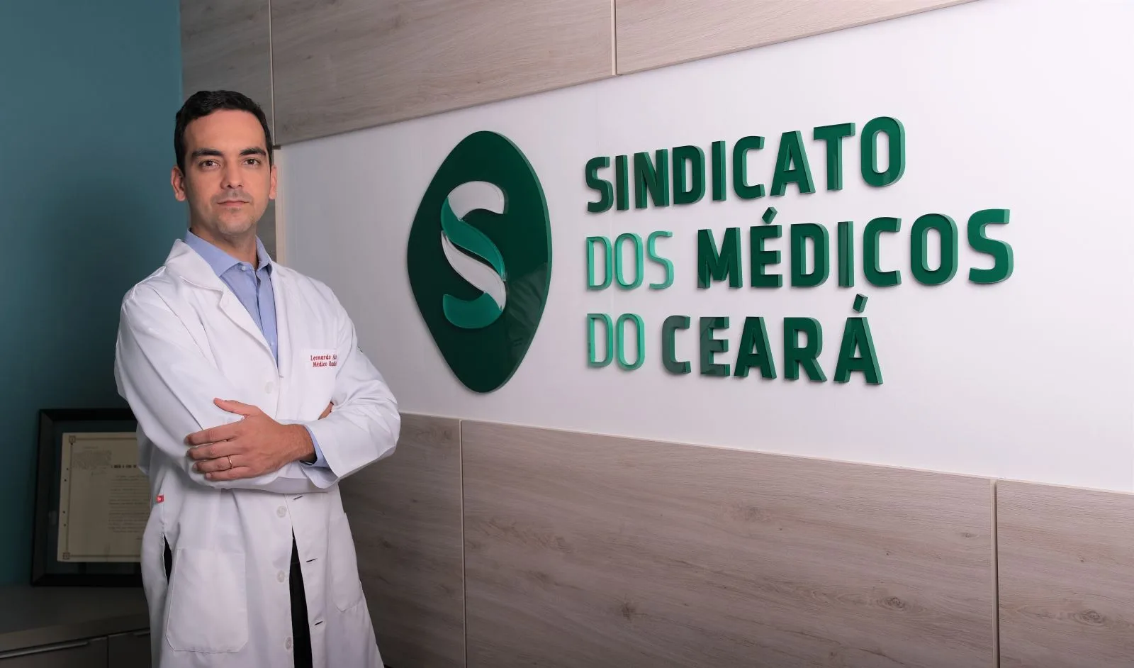 Presidente do Sindicato dos Médicos, Leonardo Alcântara recebe homenagem do Jornal do Médico