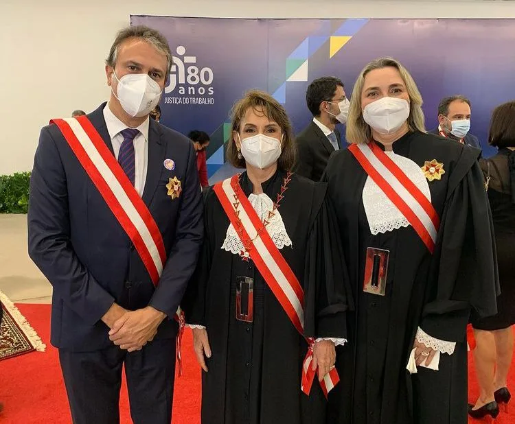 Camilo Santana recebe a comenda Ordem do Mérito Judiciário do Trabalho
