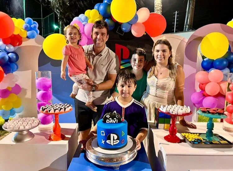 Ticiana e Ítalo Ximenes cantam parabéns para o filho Davi