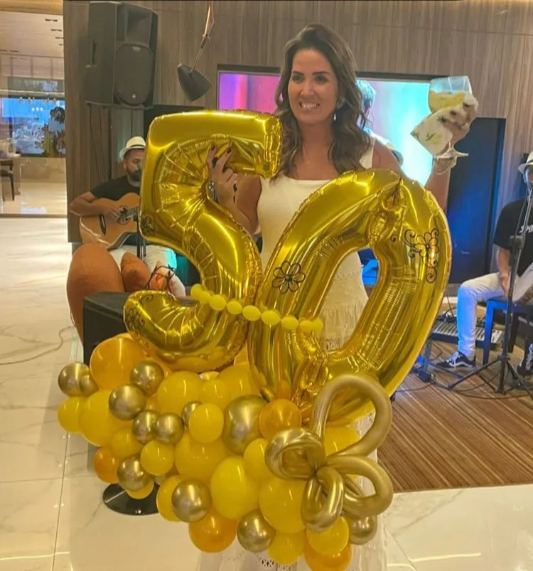 Ana Vládia Sales brinda entrada no rol dos 50 anos