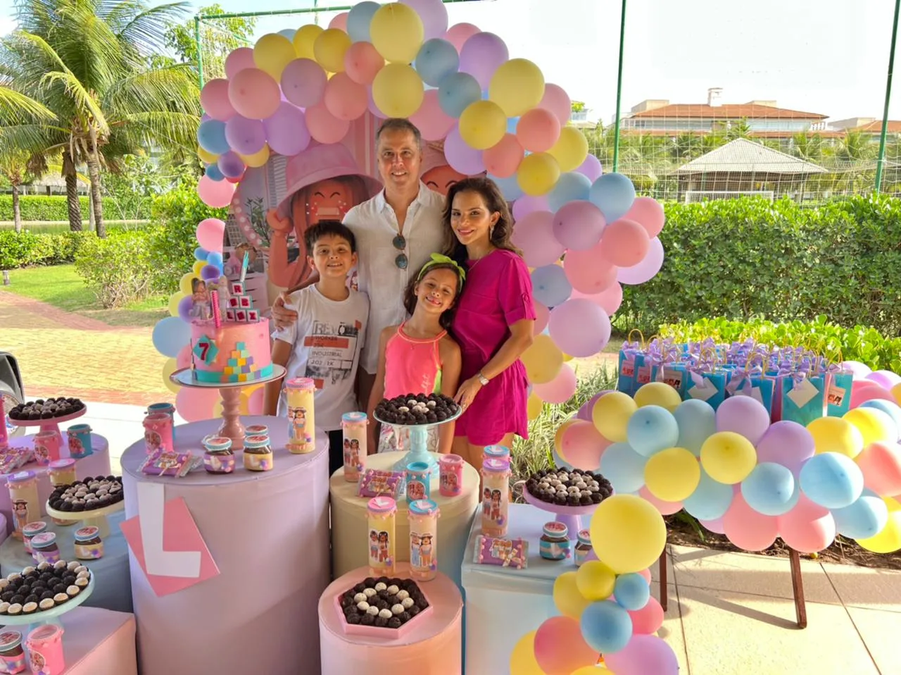 Viviane e Fabrício Martins festejam os sete anos da filha Lívia com a família