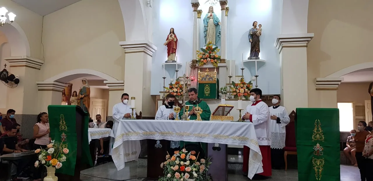 Padre Vanderlúcio Souza celebra Missas em Morrinhos