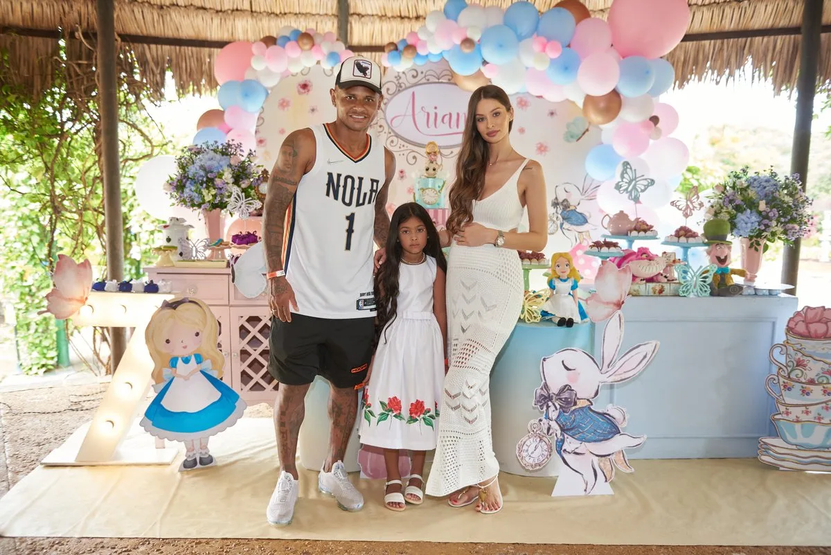 Natasha e Ari Gol festejam os sete anos da filha Ariane no Engenhoca