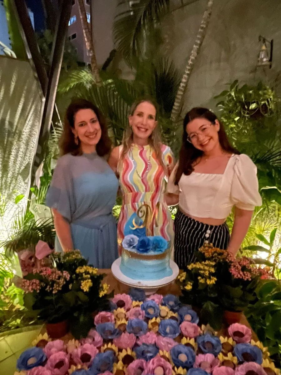 Marjorie Marshall celebra aniversário com turma de amigas