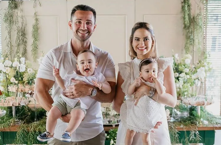 Darli Baião e Daniel Oliveira batizam os filhos gêmeos Paola e Mateo