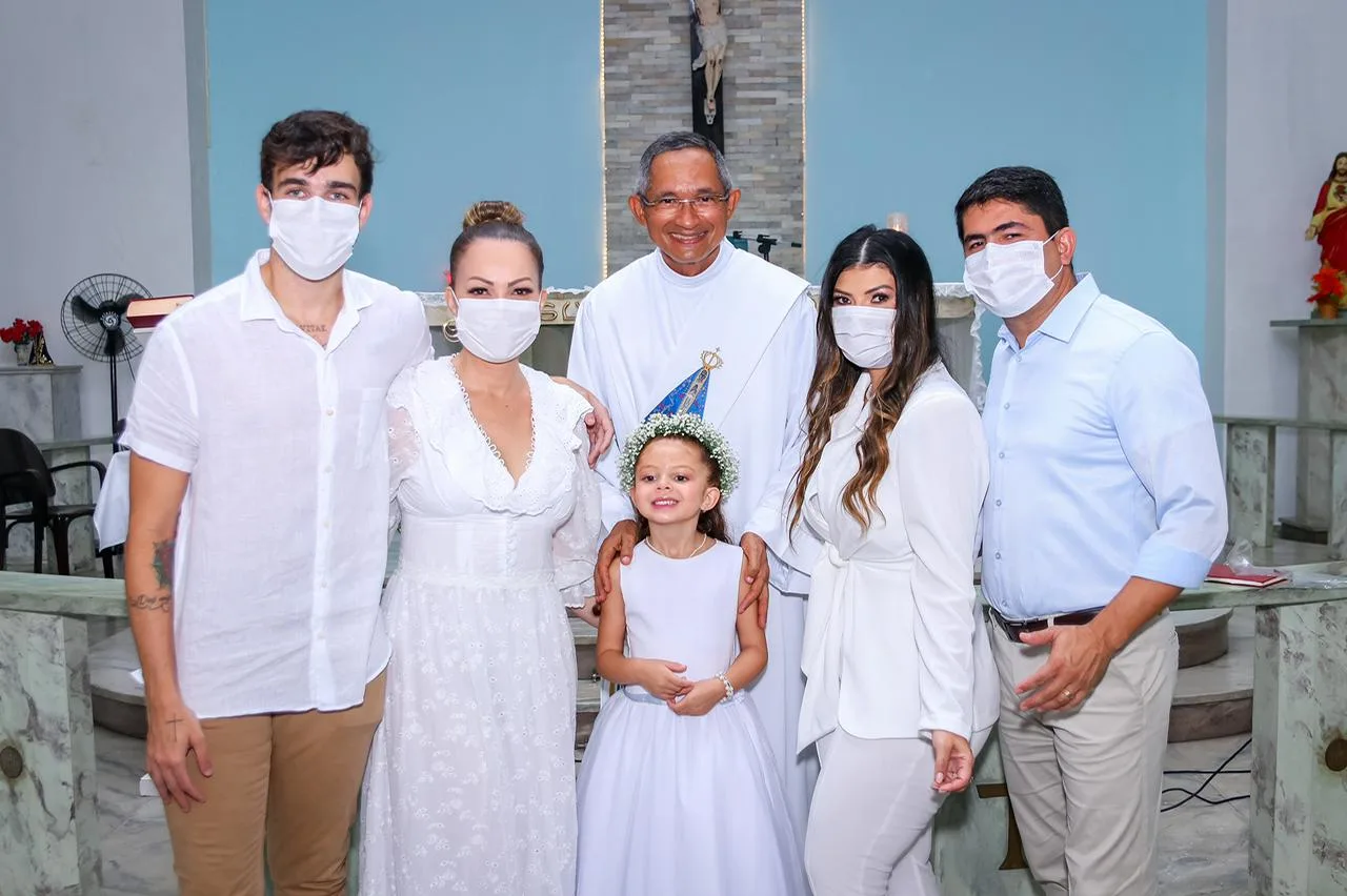 Gigi Flores e Lindomar Holanda batizam a filha Maria Flor, tendo Solange Almeida como madrinha