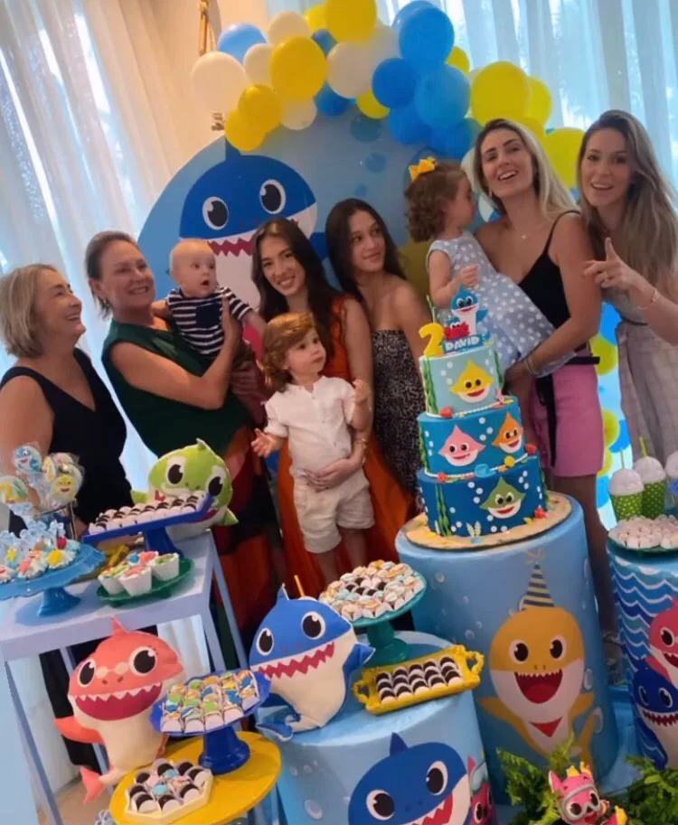 Bruna Waleska assopra as duas velinhas do neto David