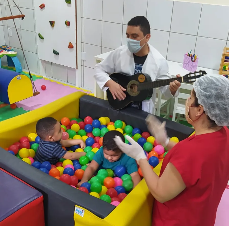 ONG de Fortaleza recolhe doações de roupas, calçados e móveis para bazar solidário