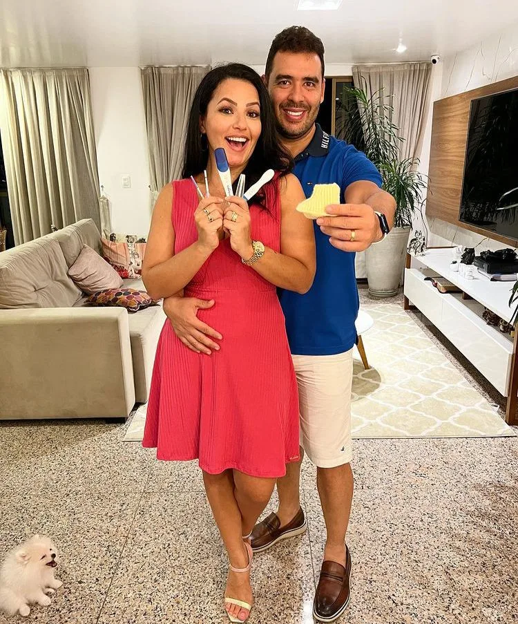 Luciana Ribeiro e Thiago Camelo recebem o primeiro aviso da cegonha