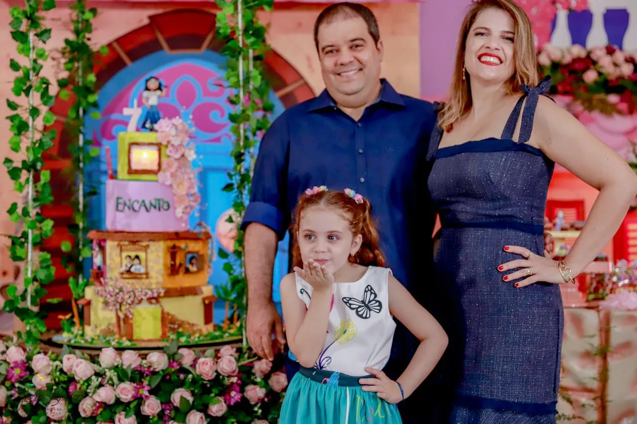 Bertha e Erico de Carvalho Ferreira comemoram os sete anos da filha Lívia, no Golden Kids Buffet