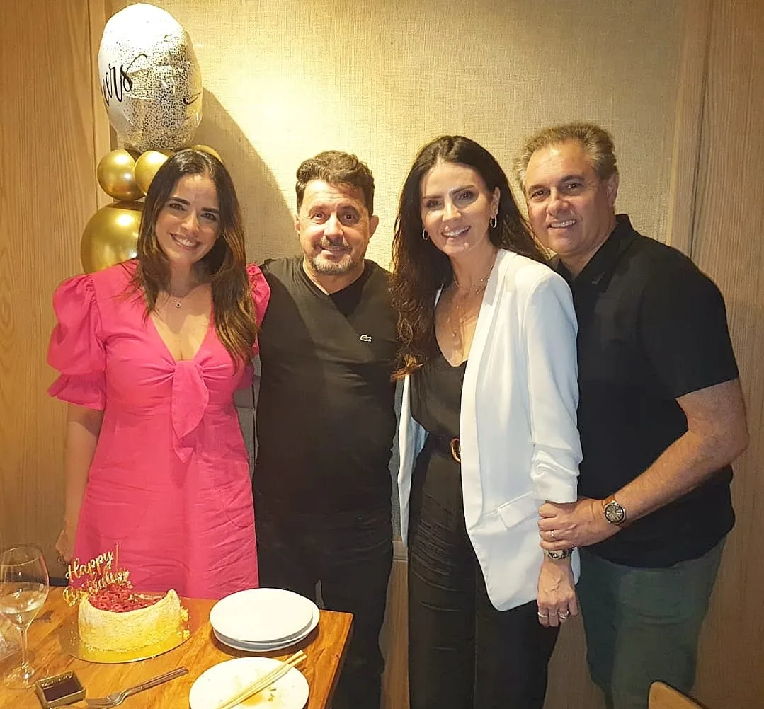 Edson Spinello é surpreendido com parabéns articulado pela mulher Hedla Lopes