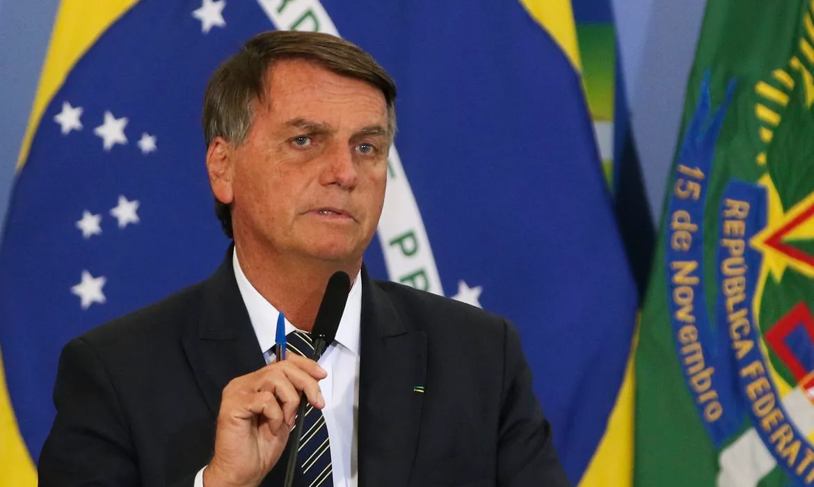 Após ser internado com dores abdominais, Bolsonaro recebe alta e deixa Hospital das Forças Armadas
