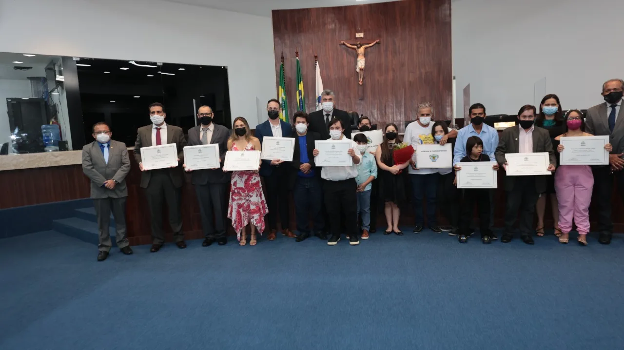 Câmara homenageia pessoas e empresas que contribuíram com direitos de pessoas com Síndrome de Down