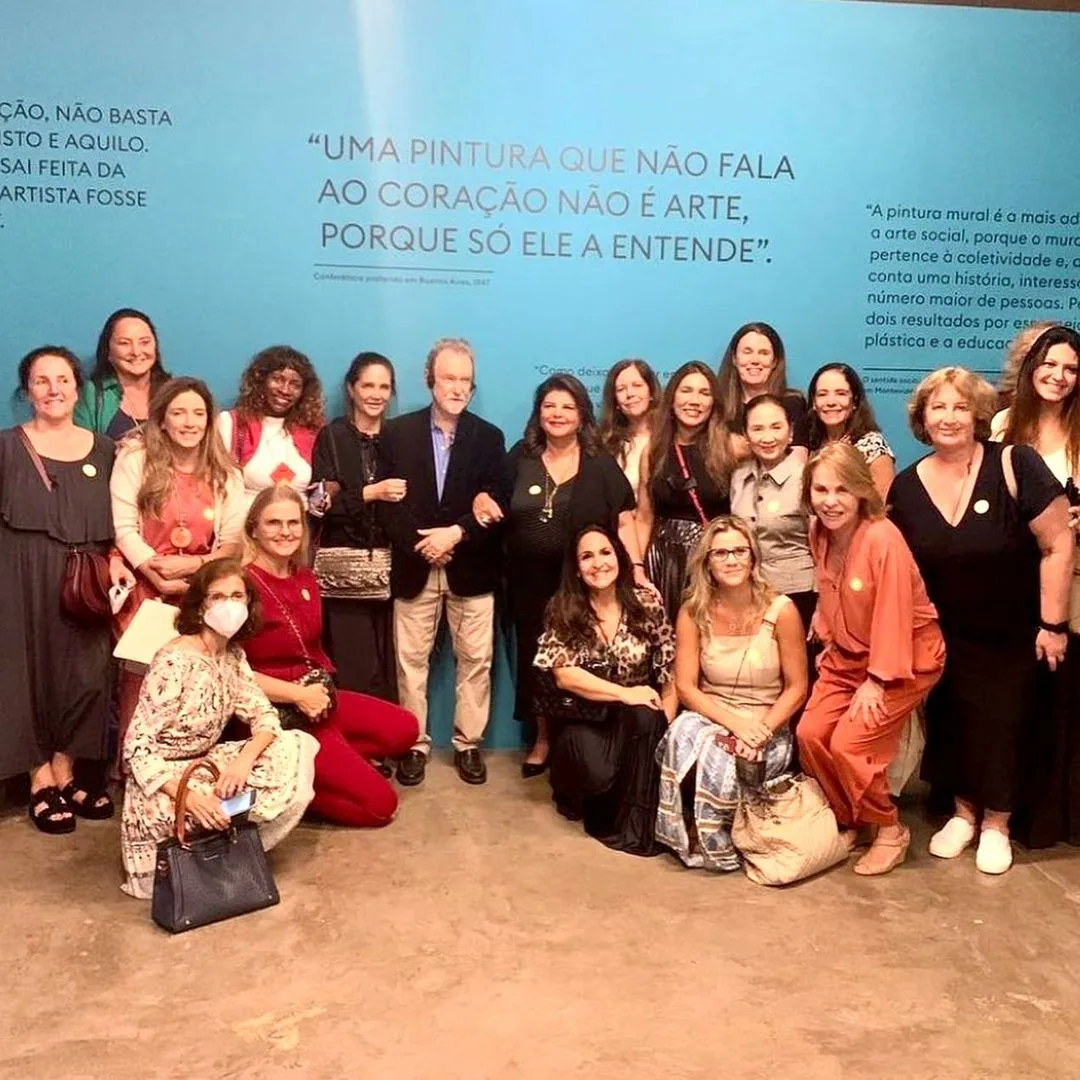 Em SP com integrantes do Grupo Mulheres do Brasil, Annette Reeves visita exposição de Portinari