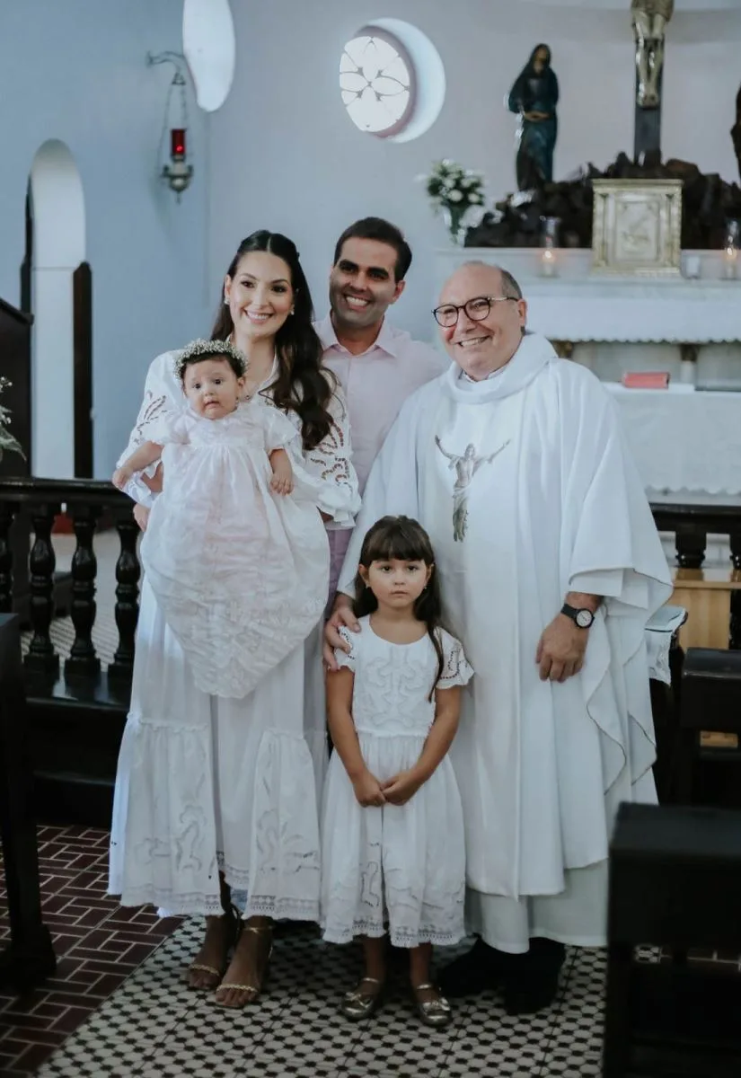 Catarina Moreno e André Guanabara levam a filha Helena à pia batismal