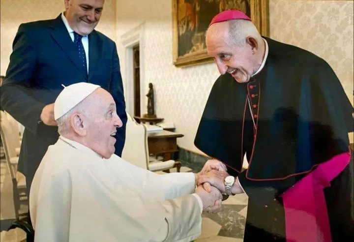 Arcebispo de Fortaleza presenteia Papa Francisco com imagem de São José