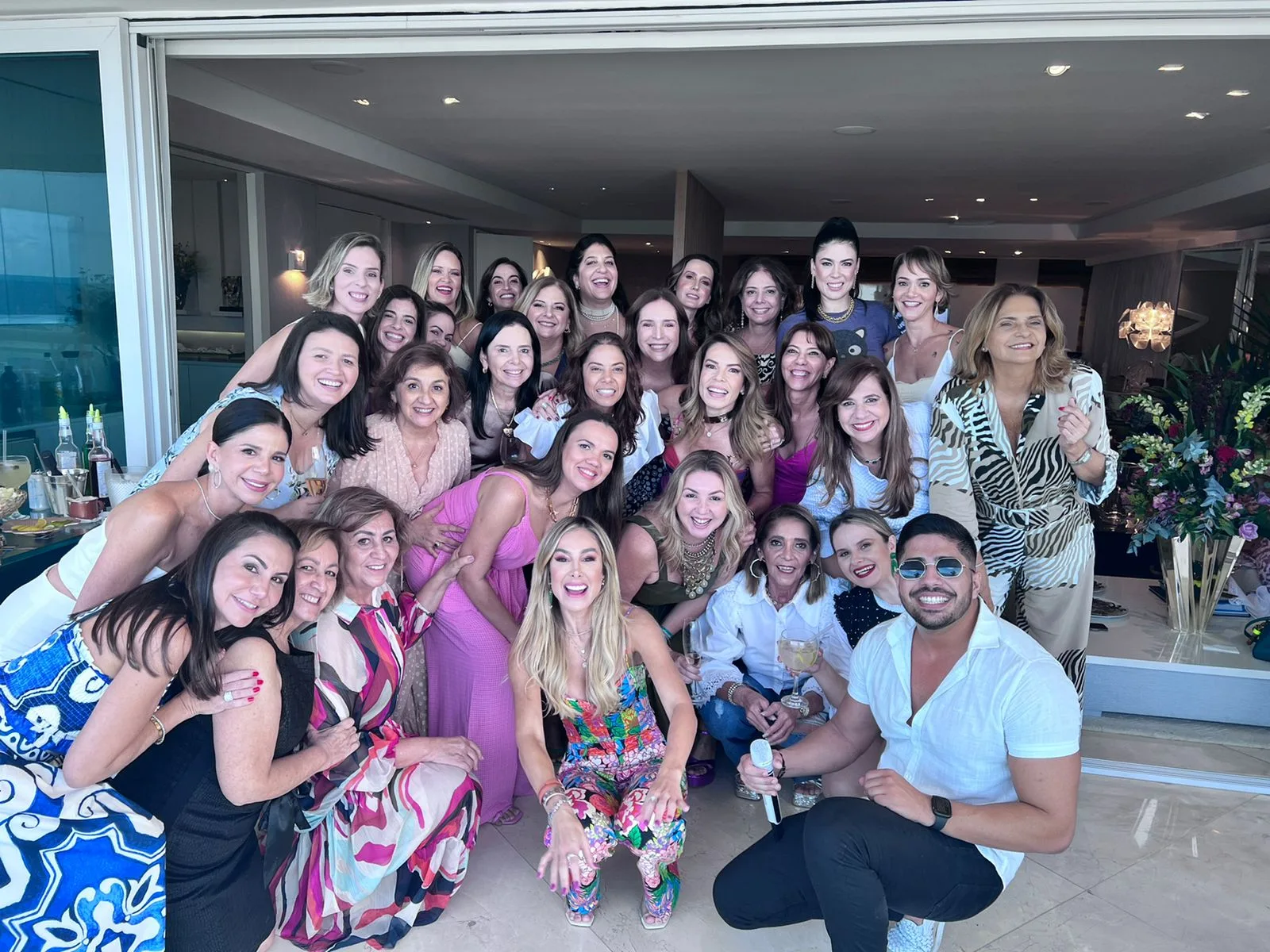 Maira Silva marca passagem pela folhinha em almoço com amigas