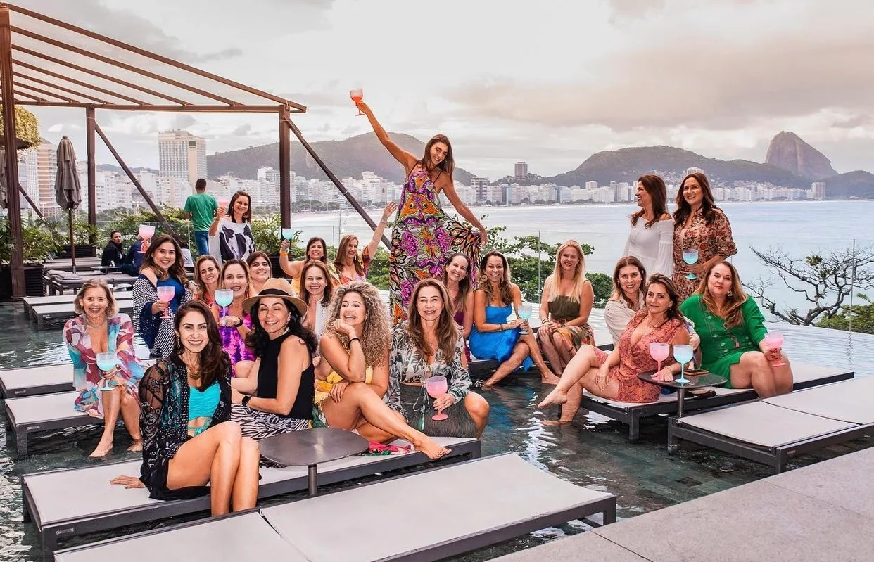 Rebecca Albuquerque brinda 50 anos em weekend no Rio de Janeiro