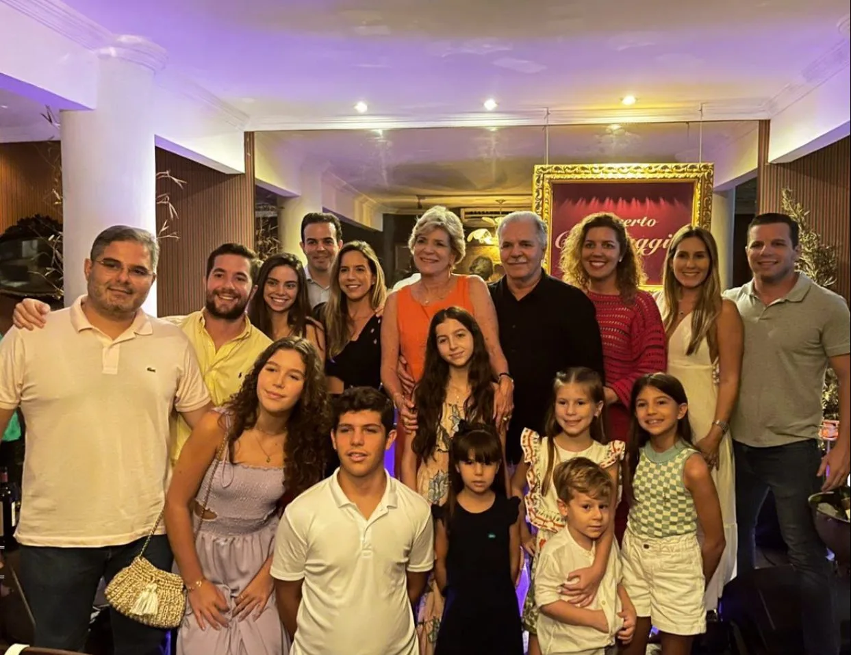 Stella Rolim brinda a nova idade rodeada de queridos