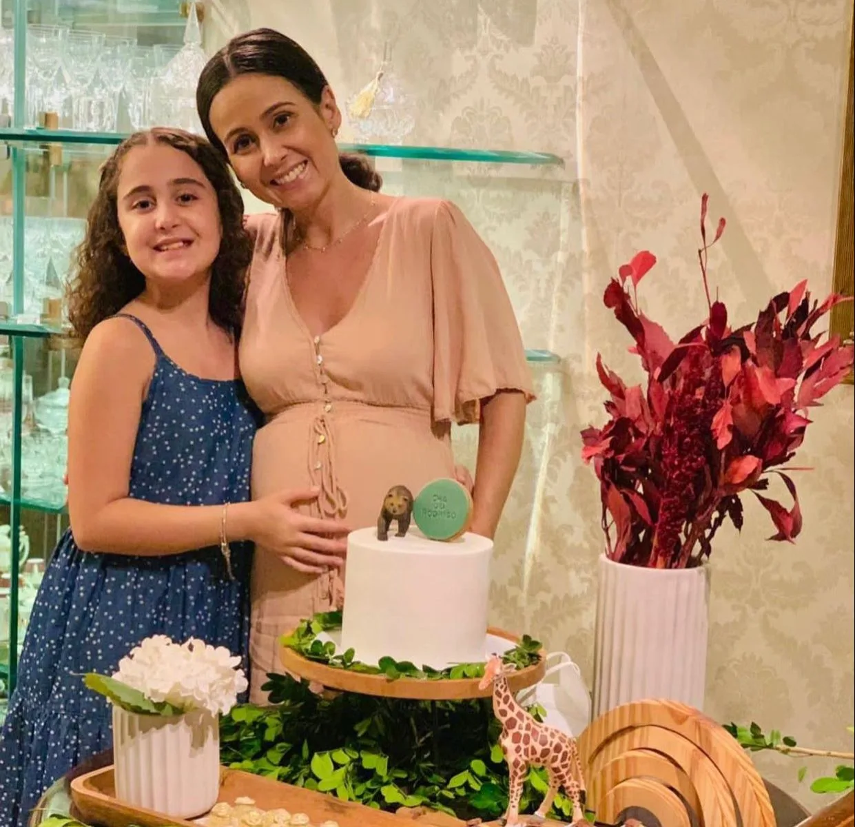 Claudiana Loureiro é surpreendida com chá de bebê virtual