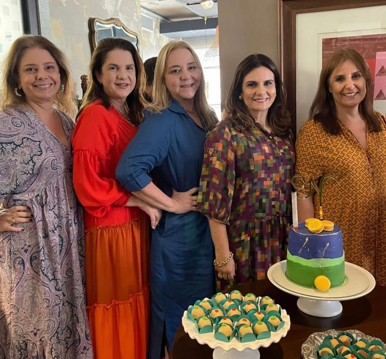 Nájla Corrêa comemora aniversário com turma de amigas