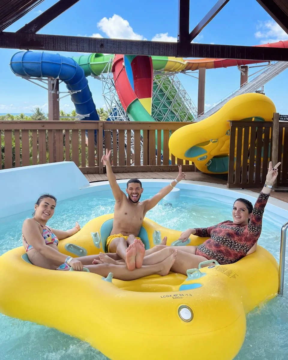 Ex-BBB Vyni retorna ao Ceará e curte dias no Beach Park pela primeira vez