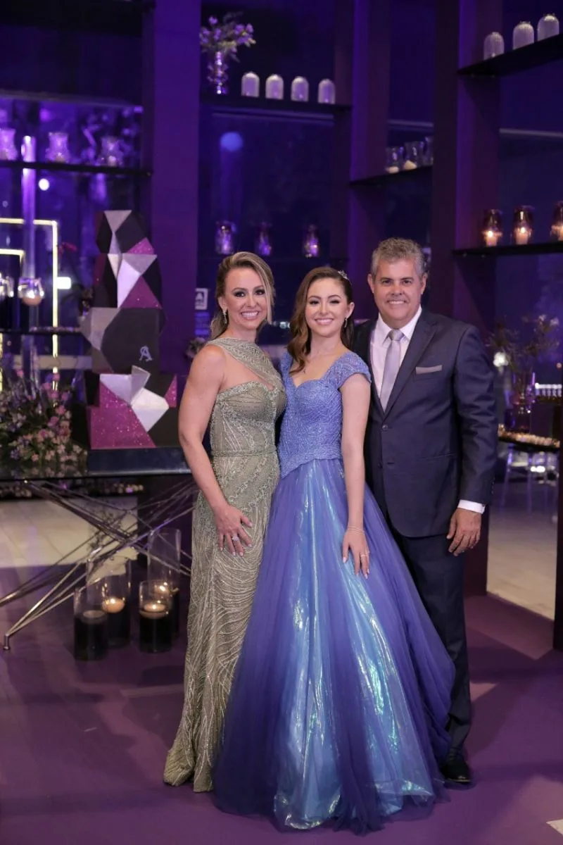 Sofia Albuquerque faz début em noite de brilho