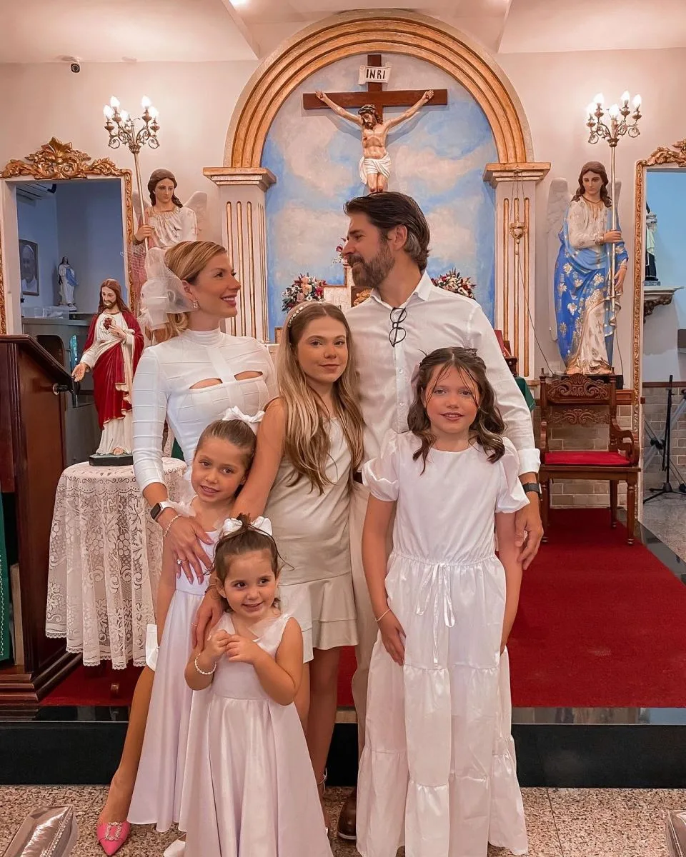 Ana Macedo e Léo Brasil batizam as filhas e renovam votos de casamento