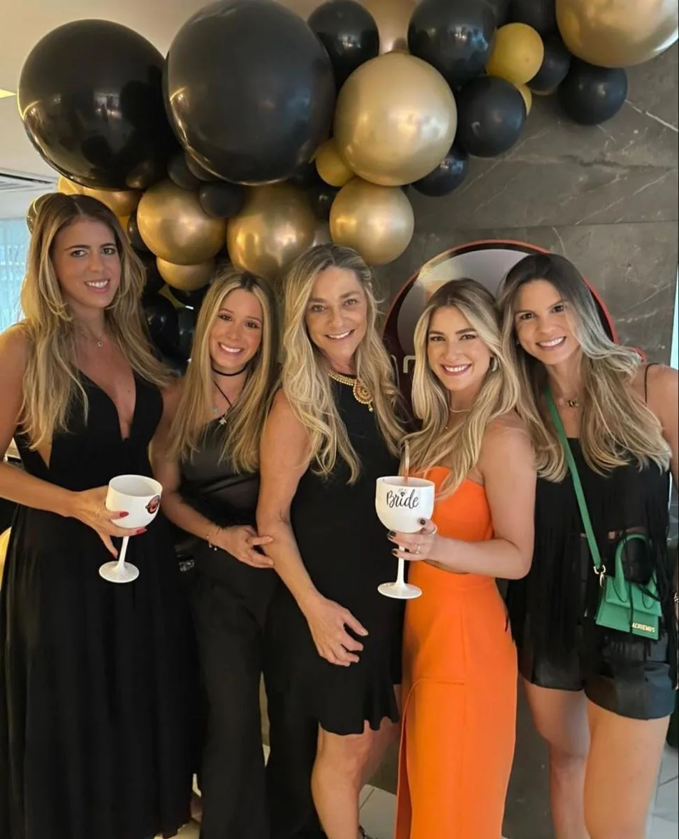 Bruna Magalhães é surpreendida com despedida de solteira
