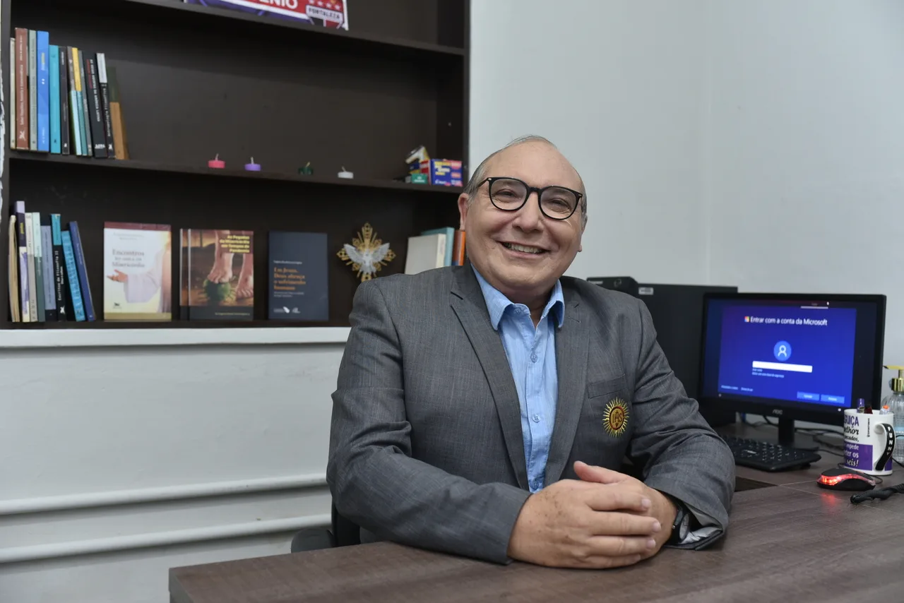 Diretor do Mosteiro dos Jesuítas, padre Eugênio Pacelli acredita na universalidade do catolicismo