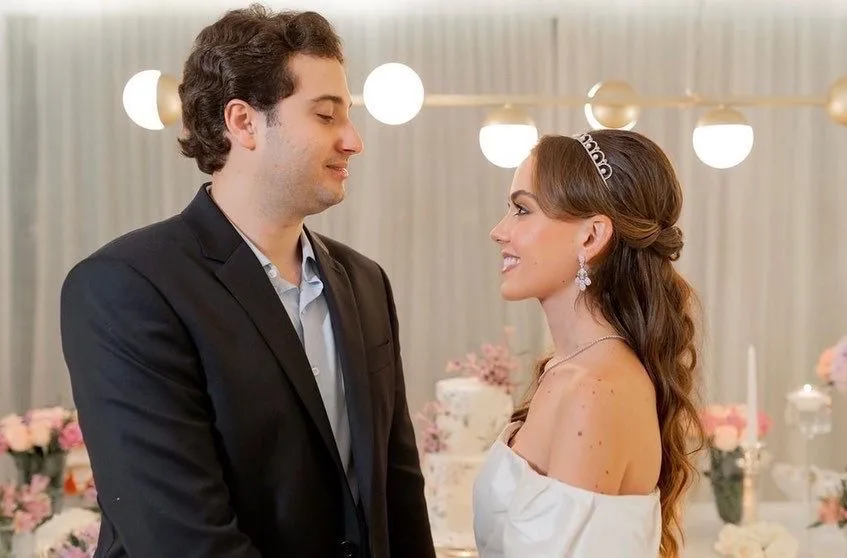 Natasha Dias Branco e André Rangel ficam noivos durante jantar