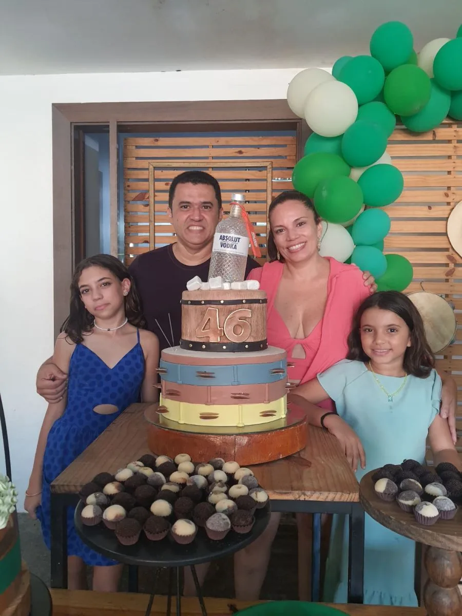 Ricardo Diogo comemora a nova idade com samba em família