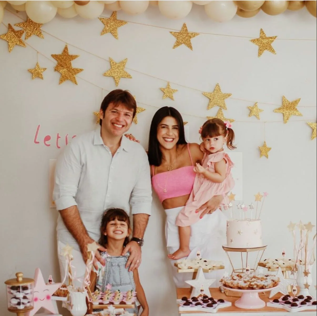Clarissa Aguiar e Paulo Porto assopram duas velinhas da filha Letícia