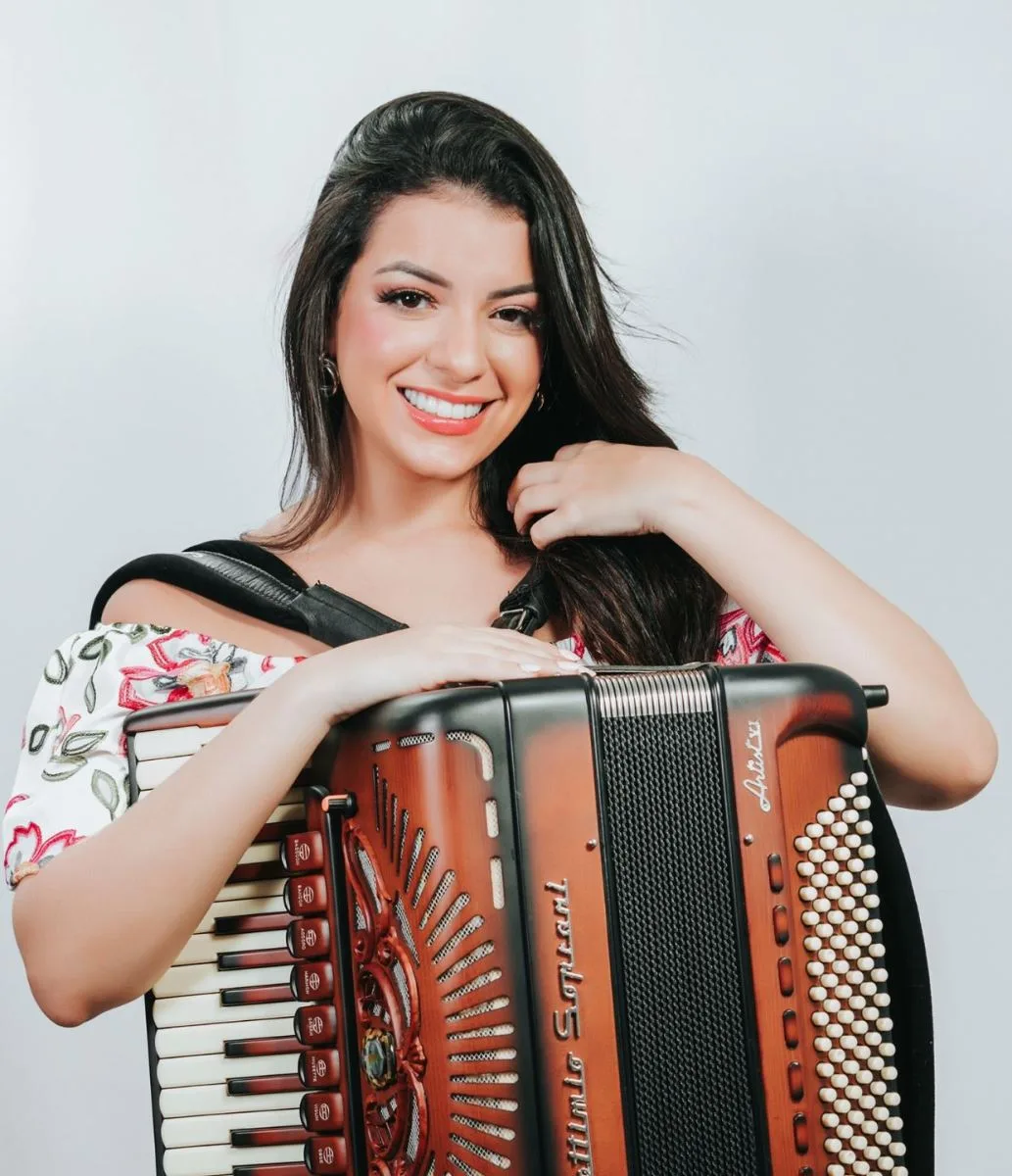 Isabela Serpa canta Clássicos Nordestinos em noite no Murano