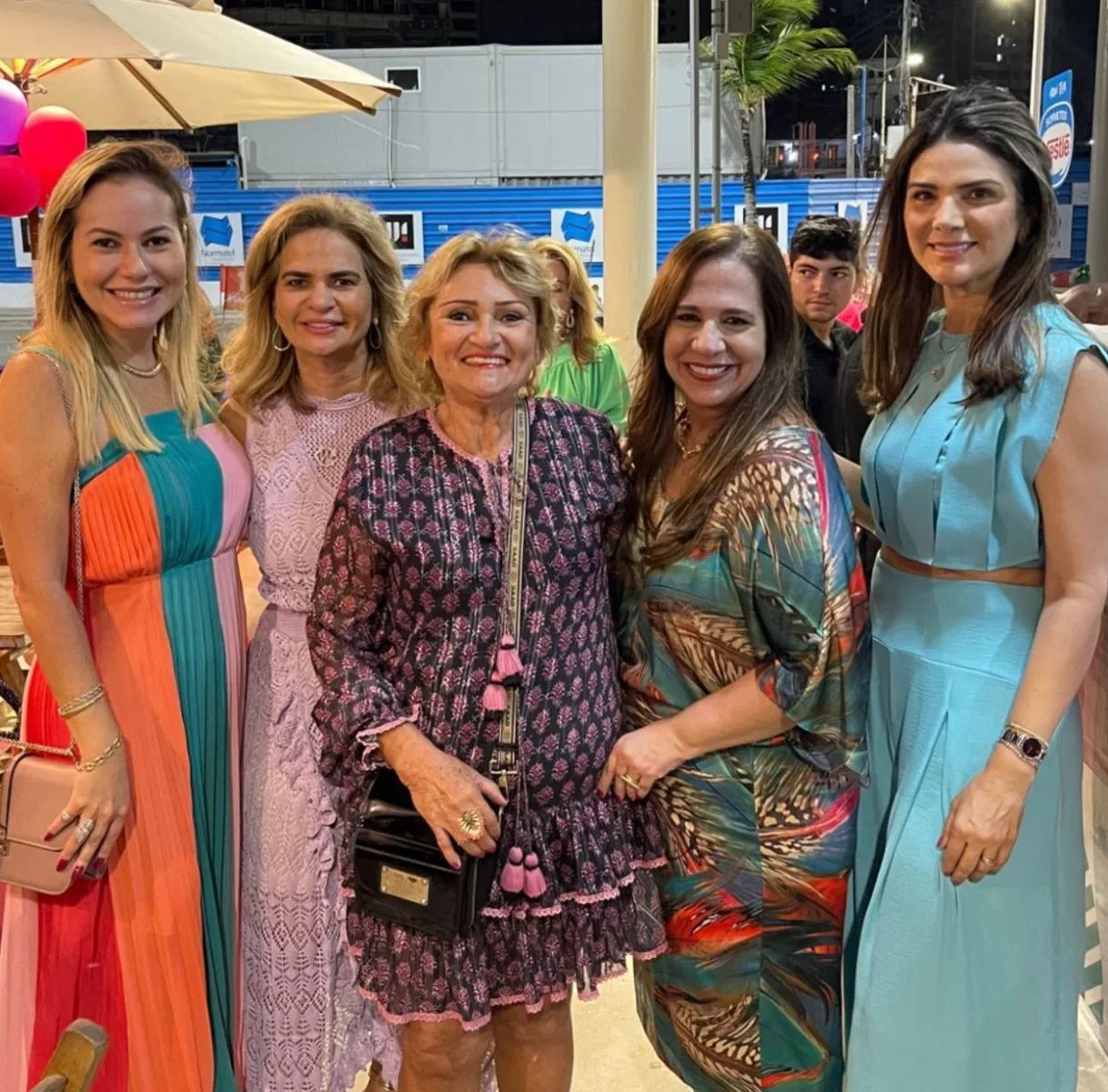 Vera Costa celebra nova idade com turma de amigas e no estilo pé na areia