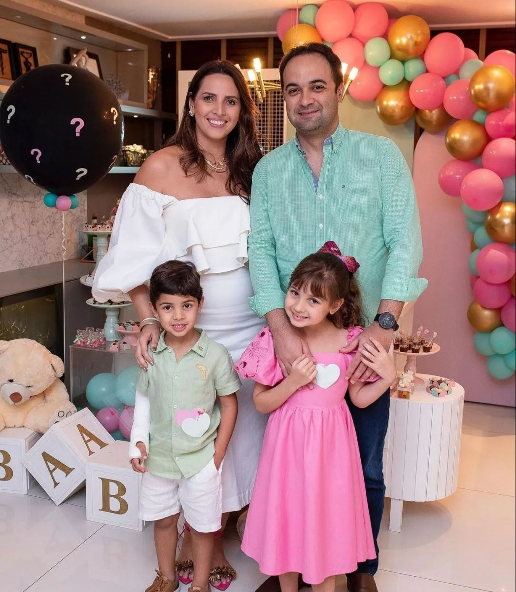 Mariana e Felipe Gurgel descobrem que vem aí um menino, em chá revelação