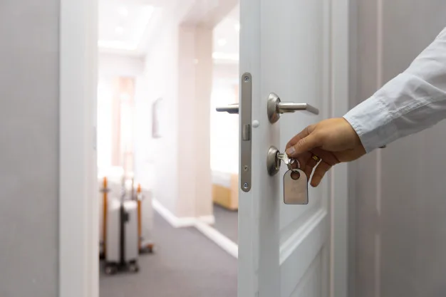 Tranca “Insegura”: O que o Direito diz sobre isolar sua unidade imobiliária em condomínios verticais