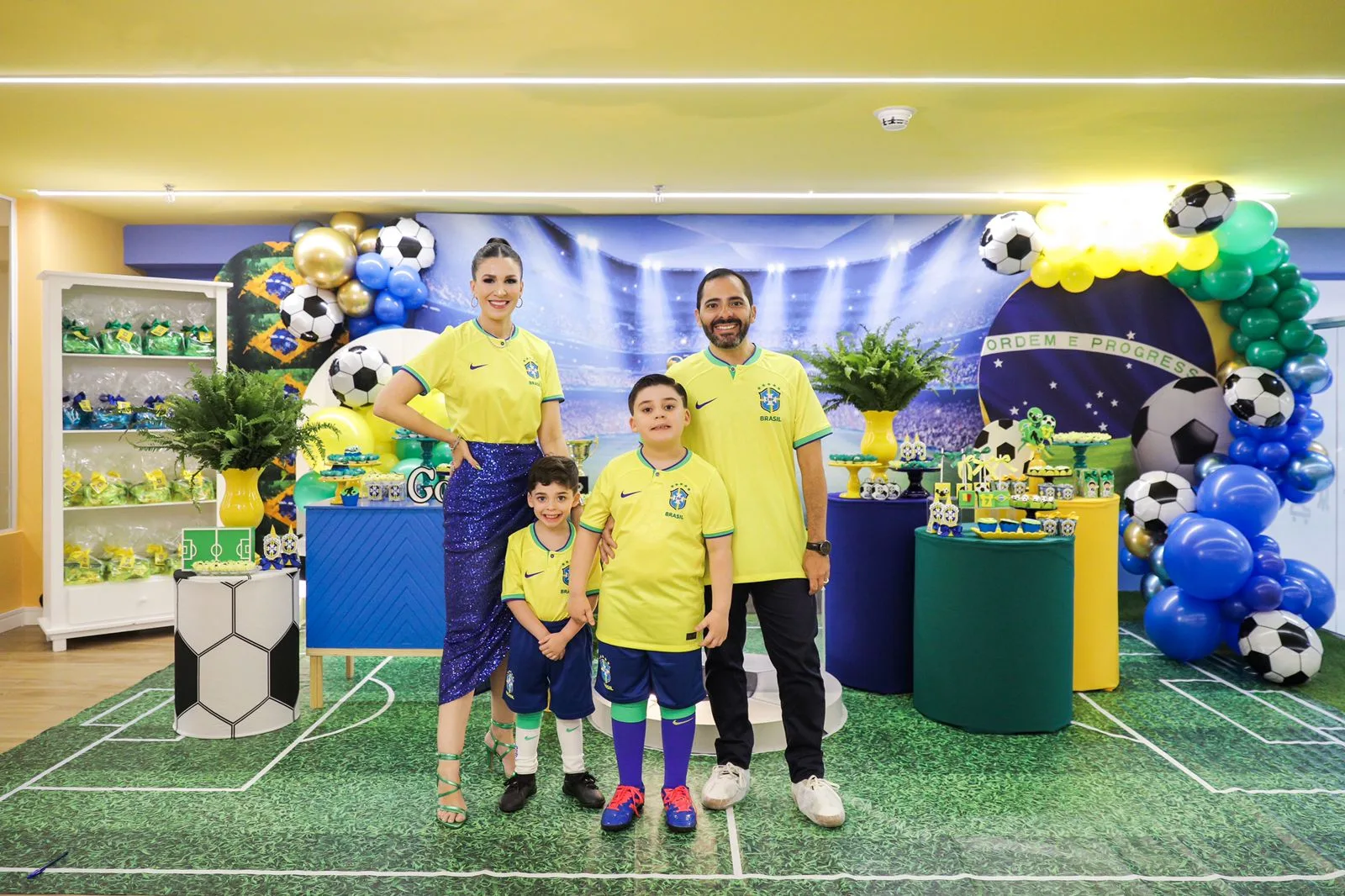 Giuliana Botelho e Atilla Fernandes comemoram os sete anos do filho Antônio Bernardo