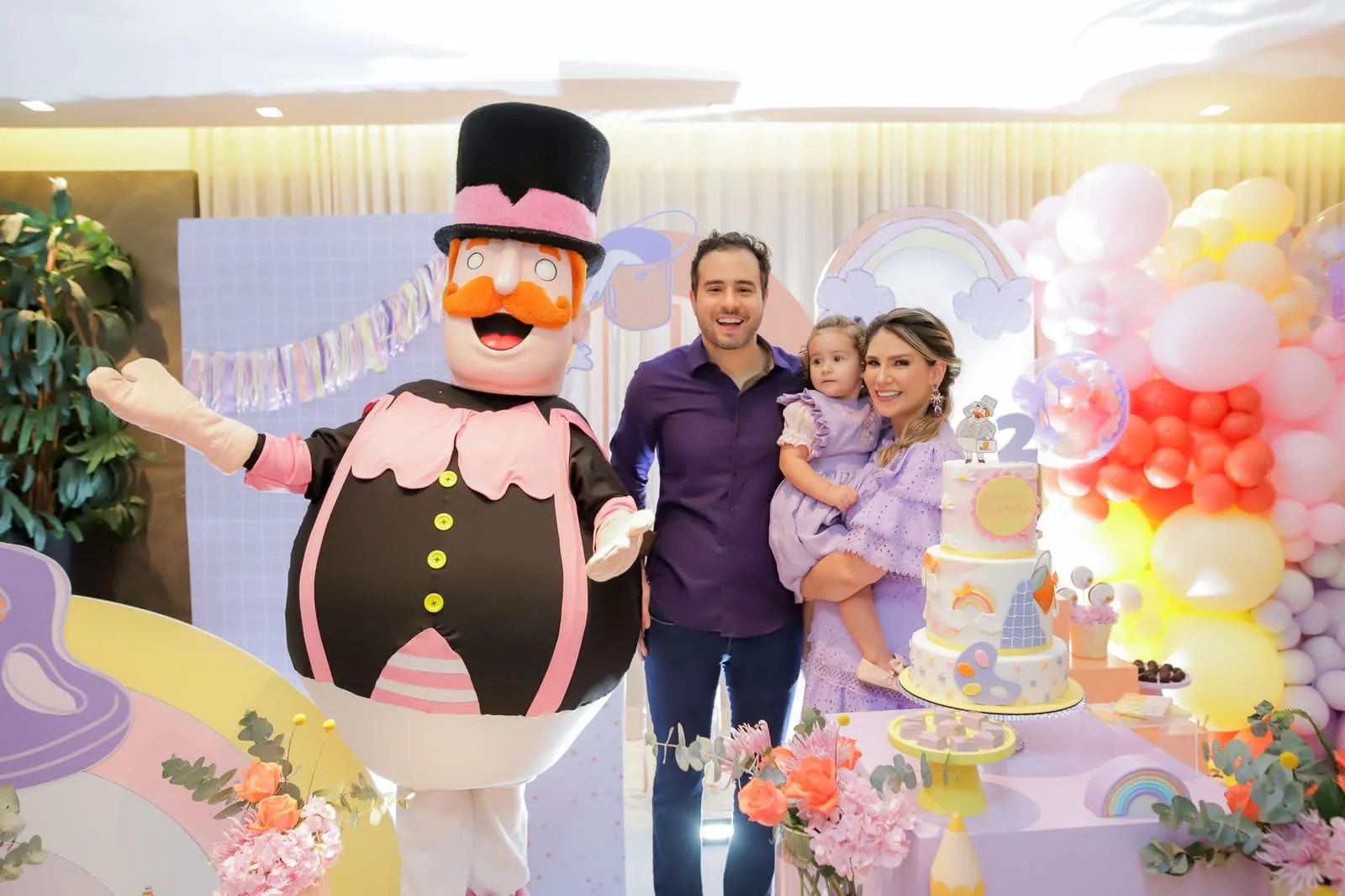 Nathália da Escóssia e Oswaldo Duarte assopram as duas velinhas da filha Maria Thereza