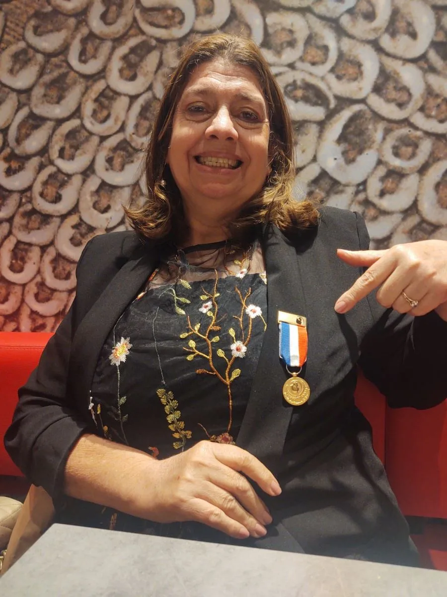 Socorro Silveira foi condecorada como personalidade artística na Europa