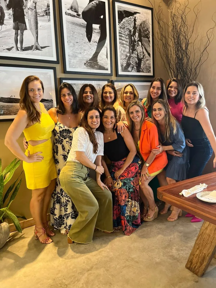 Karina Bezerra brinda passagem pela folhinha com turma de amigas