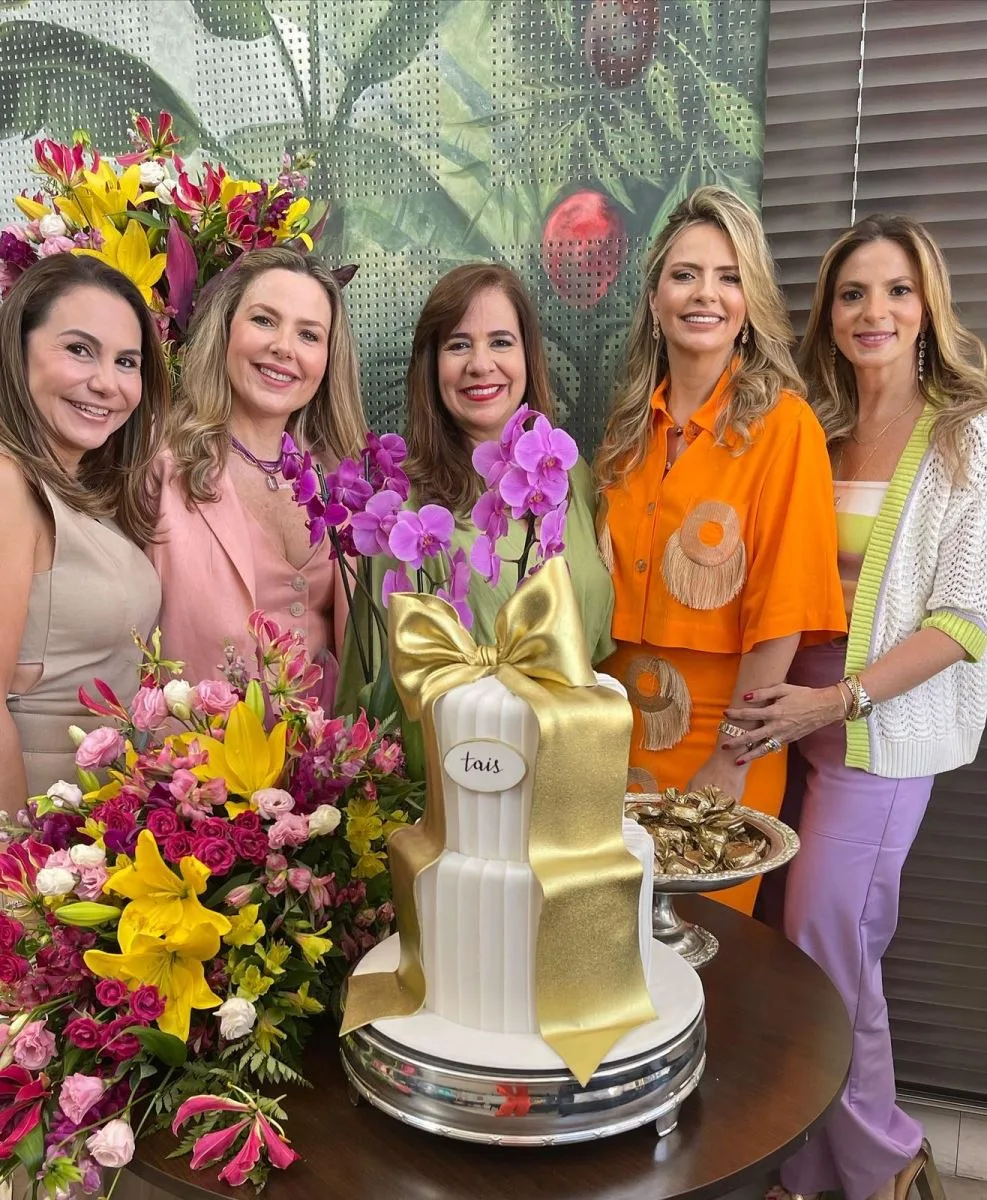 Taís Pinto brinda mais uma primavera com turma de amigas
