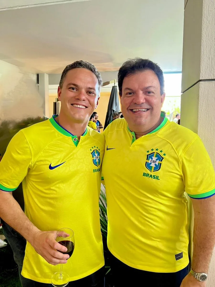 Fernando Férrer assiste ao jogo do Brasil com amigos no Distrito Federal
