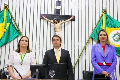 Cristiane Leitão e Onélia Santana recebem a Medalha Bárbara de Alencar
